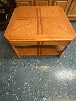 Lift-Top Coffee Table in Excellent Condition