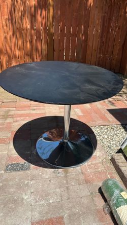 Round dining table