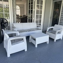 OUTDOOR PATIO SET ( New) Like 