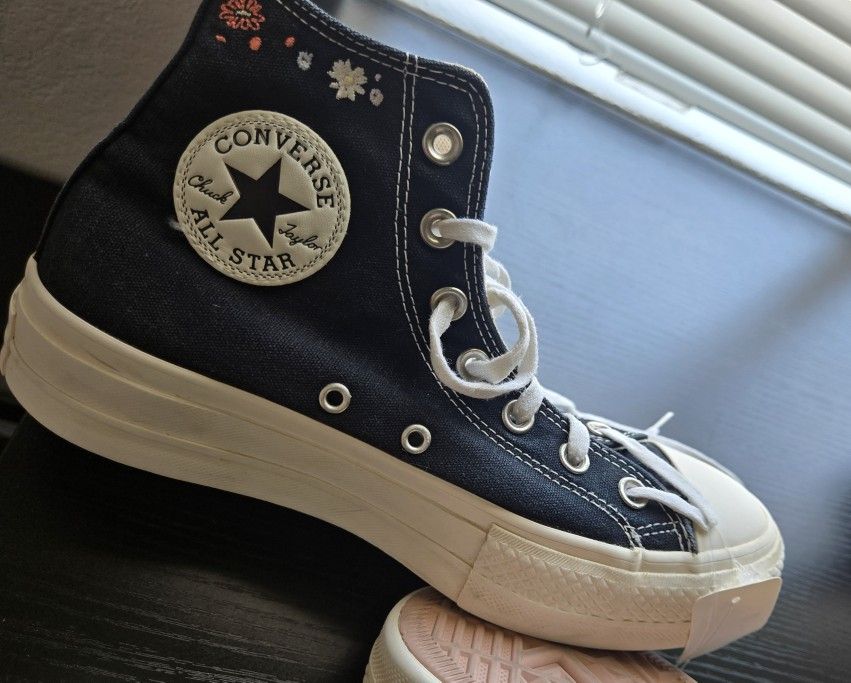 Brand New Woman's Converse Size 7.5 $25