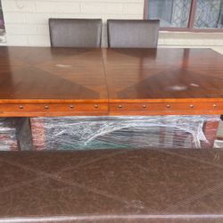 DINiNG Table And 4 Chairs And Bench.        Comedor de 4 Sillas Perfectas Condisiones Y Un Bench Puedes Acerlo Más Grande 