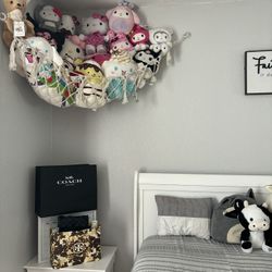 HELLO KITTYY!!!!chair/plushies 