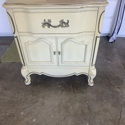  French Vintage End Table/Nightstand 💖 