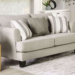 🔹Beige/Ivory Loveseat w/Accent Pillows
