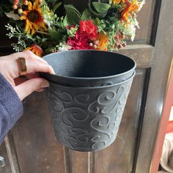 Set of 2 Plastic Black w/Design Planters