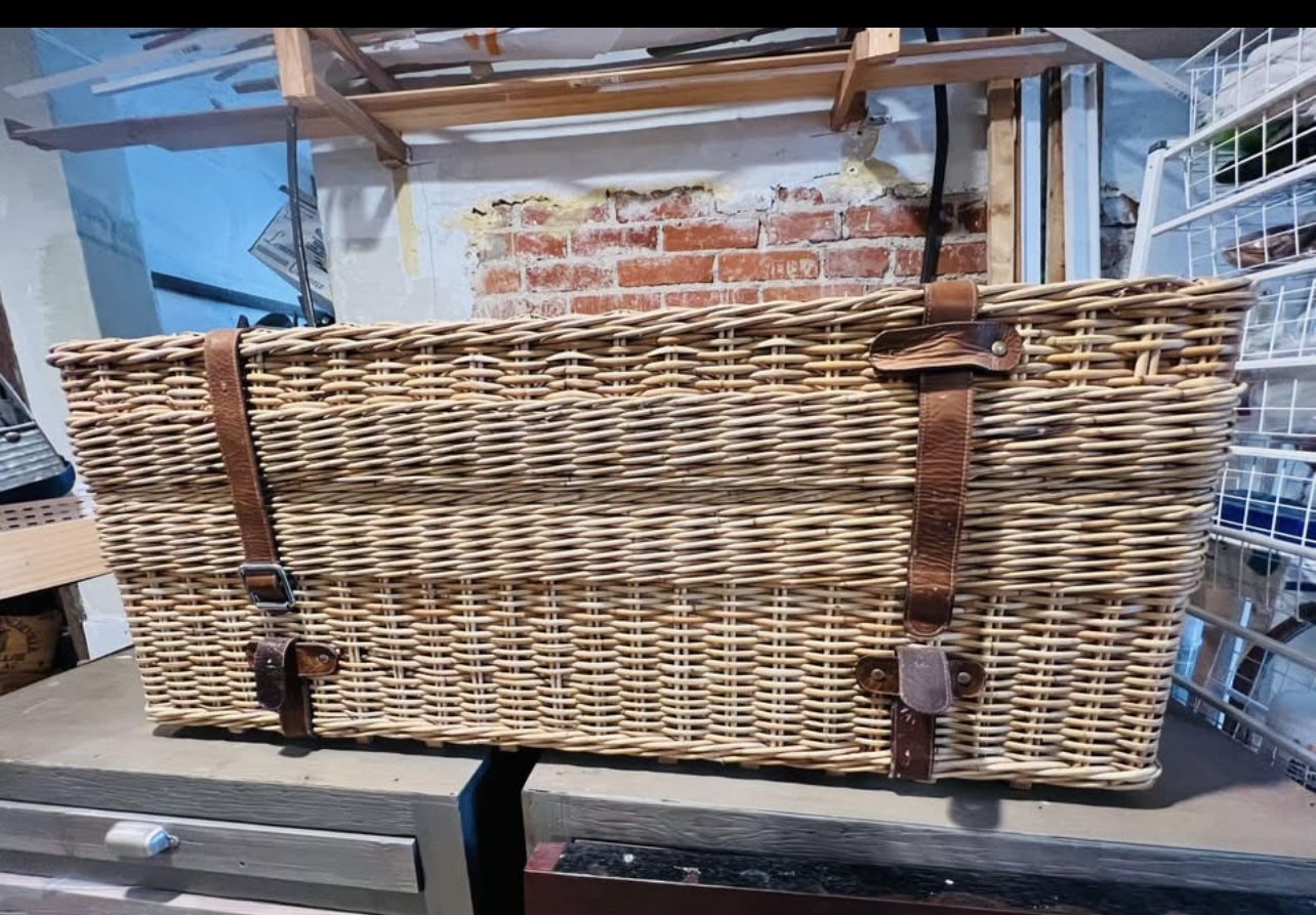 William Sonoma large picnic basket trunk  coffee table