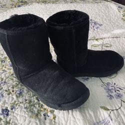 Size 5 Uggs