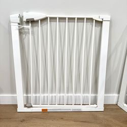 Munchkin Baby Gate with Door (1 of 2 left) High Quality, Metal, Latching, Safety lock, for Infants, Toddlers, or Pets