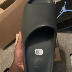 Yeezy Slide “Dark Onyx”