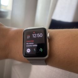 Apple Watch Series 3 (GPS) Aluminum Case Silver 38mm with sleek silver band 