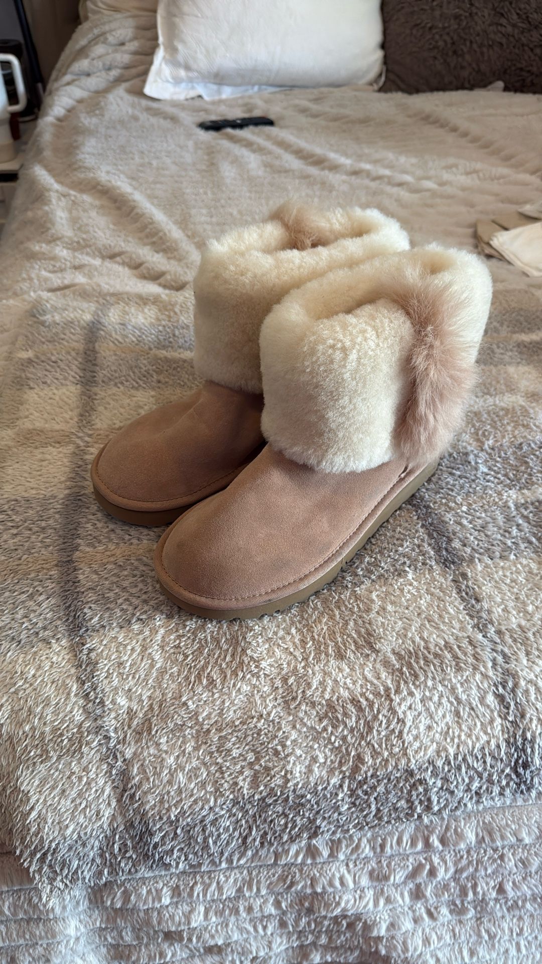 New Women’s Ugg Mini Wisp Boots. Size 8
