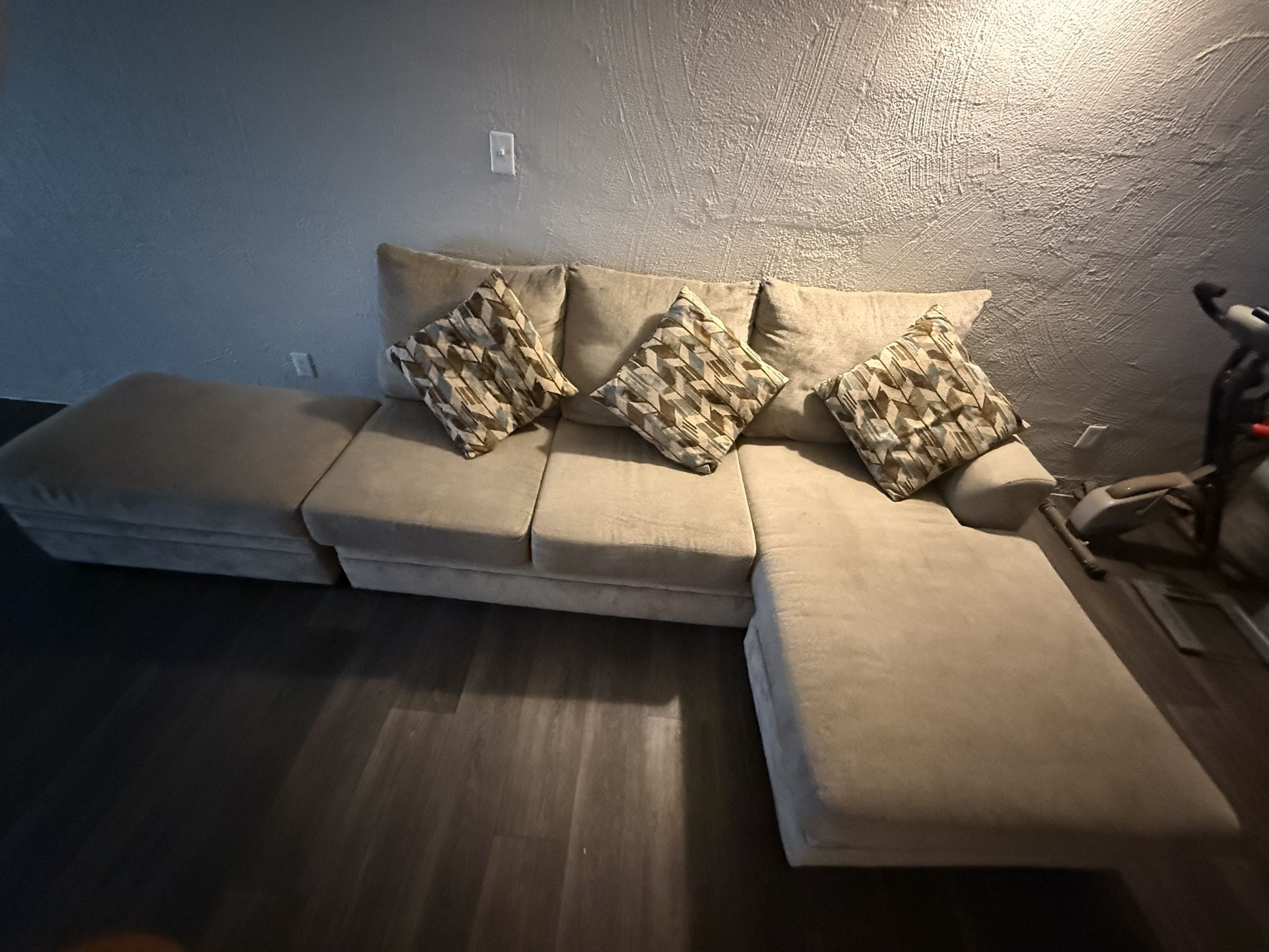 3 Seat Sectional With 1 ottoman And 3 Pillows