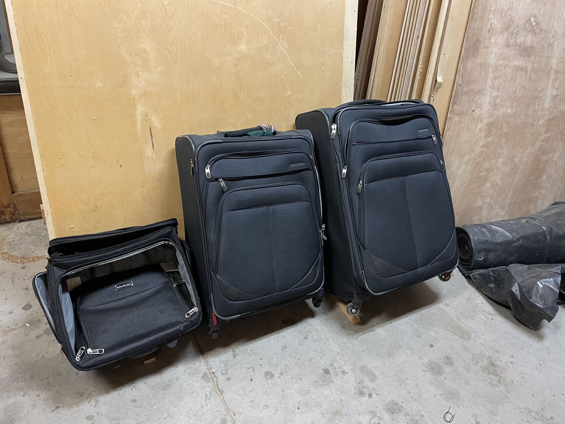 Set Of Three Suit Cases 20$