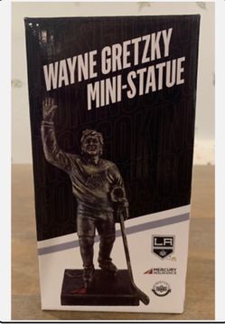 Wayne Gretzky mini statue