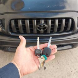 Car Keys And Remotes  / Llaves De Carro Y Controlles 