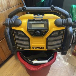 Dewalt DCRO15 Radio and charger