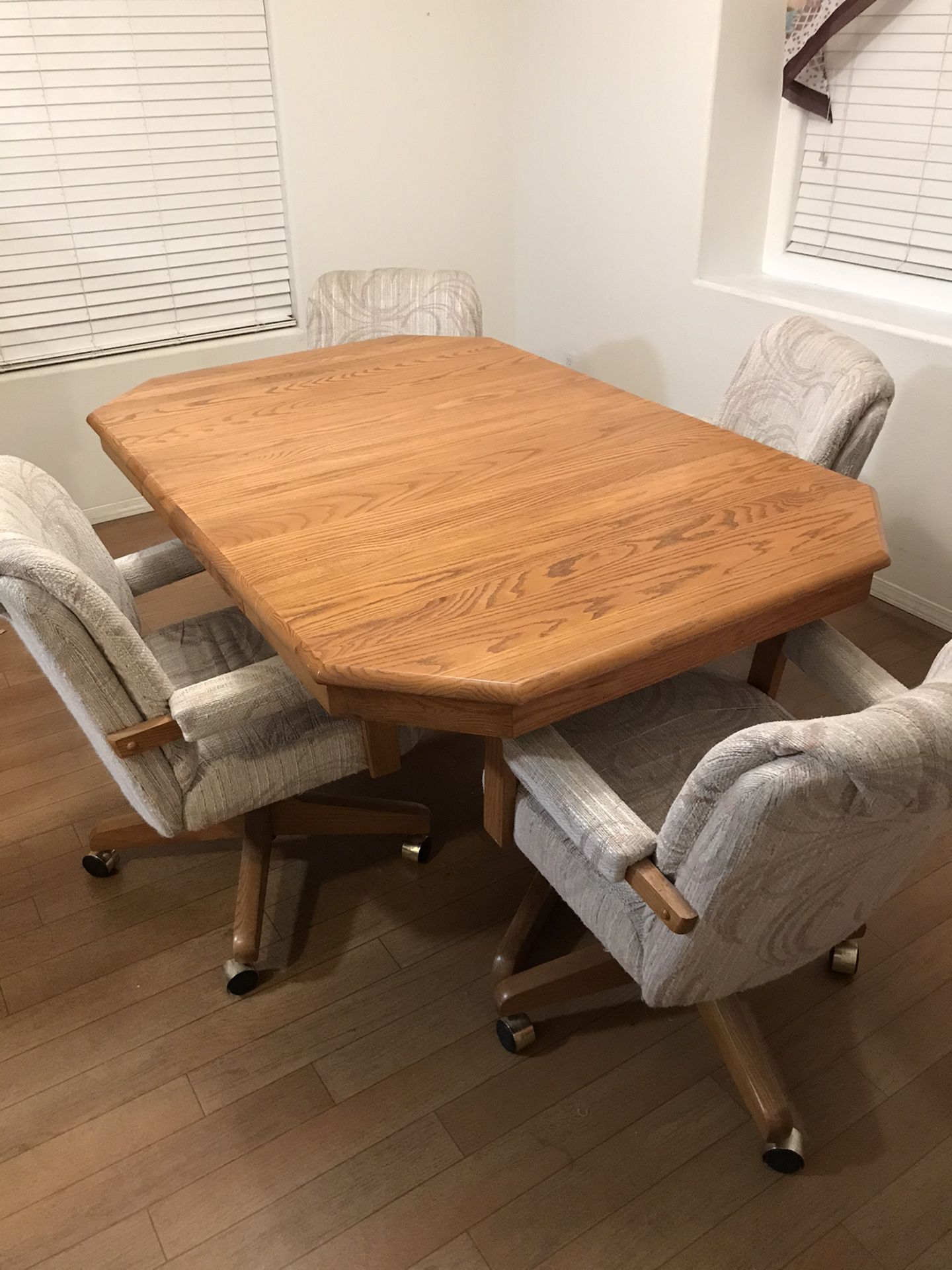 Oak kitchen table with 4 chair set $50.00