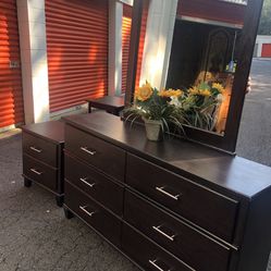 Modern Cort Set Long Dresser, Big Drawers, Big Mirror And Nightstand . Drawers Sliding Smoothly Great Conditipn
