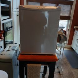 Whirlpool Mini REFRIGERATOR 