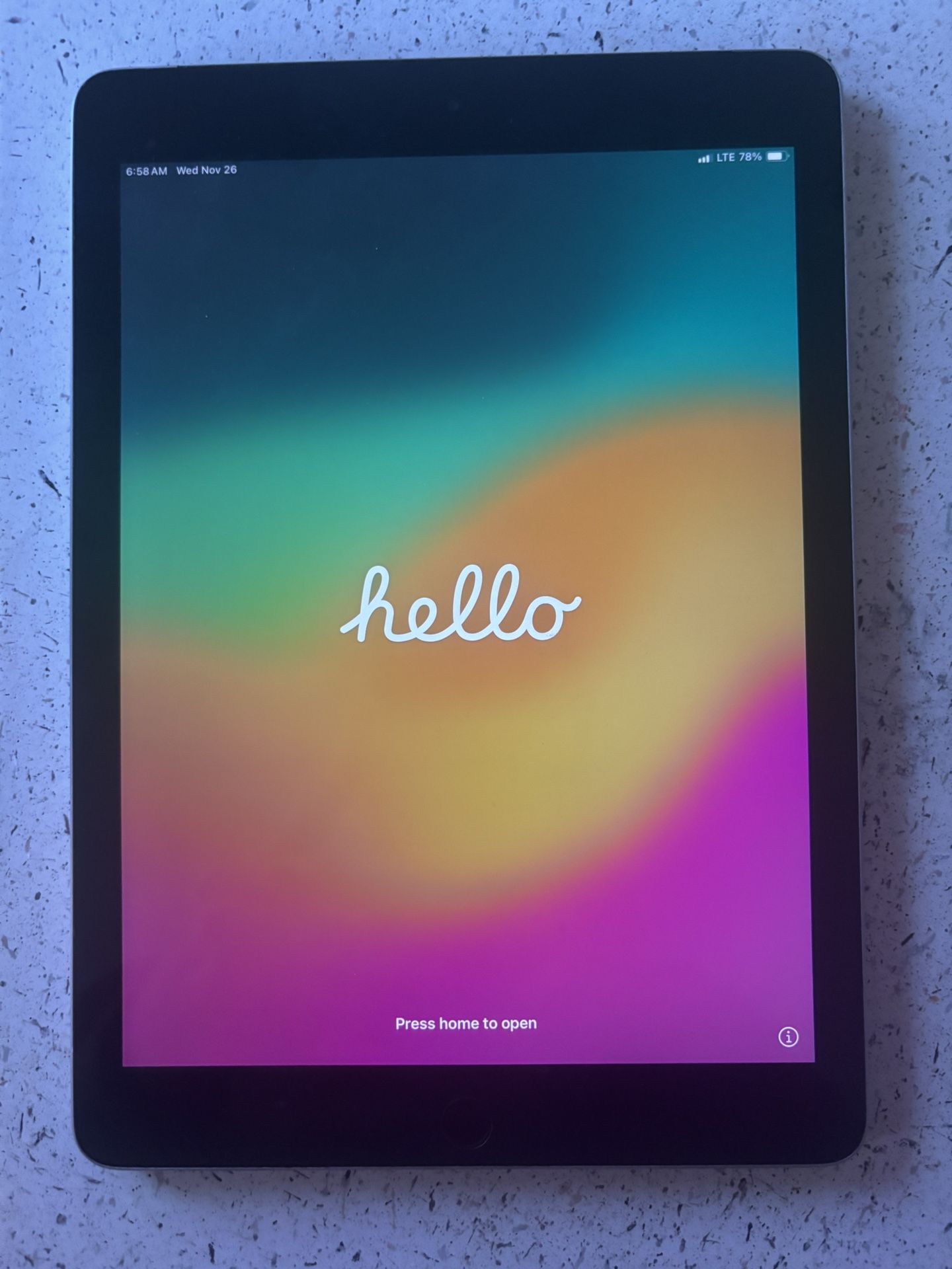 Apple iPad 6th Gen - 32gb - Cellular + Case