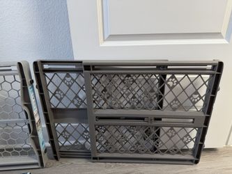 2 Portable pet gate