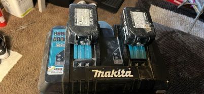 Makita Dual Charger  With Two 18v Batteries 