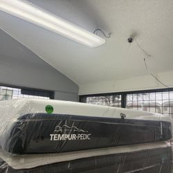 CALIFORNIA KING SIZE TEMPURPEDIC PROADAPT (SOFT) MATTRESS & BOX SPRINGS BED SET