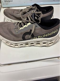 Womens size 9 Oncloud Monsters