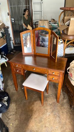 Vanity Table w/stood