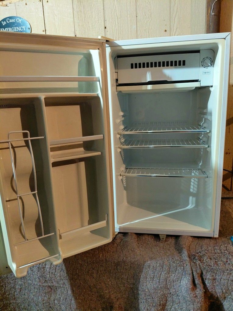 Haier Mini Fridge With Freezer 