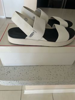 New Keen Women's Sandals White Canvas Straps. Size 8. Very comfortable.