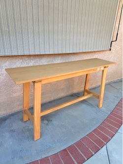 Beautiful entrance table great condition / great shape