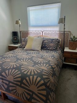 Queen bed frame & headboard 🛏️