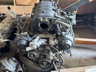 Toyota 4.7 DOHC 2UZ-FE V8 Engine