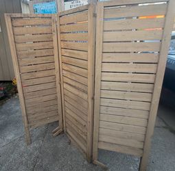 Freestanding Wood Outdoor Privacy Screen with 3 Hinged Panels for Patios, Hot Tubs, and Backyards