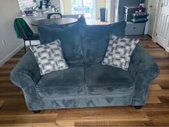 LOVE SEAT IN VERY GOOD CONDITION