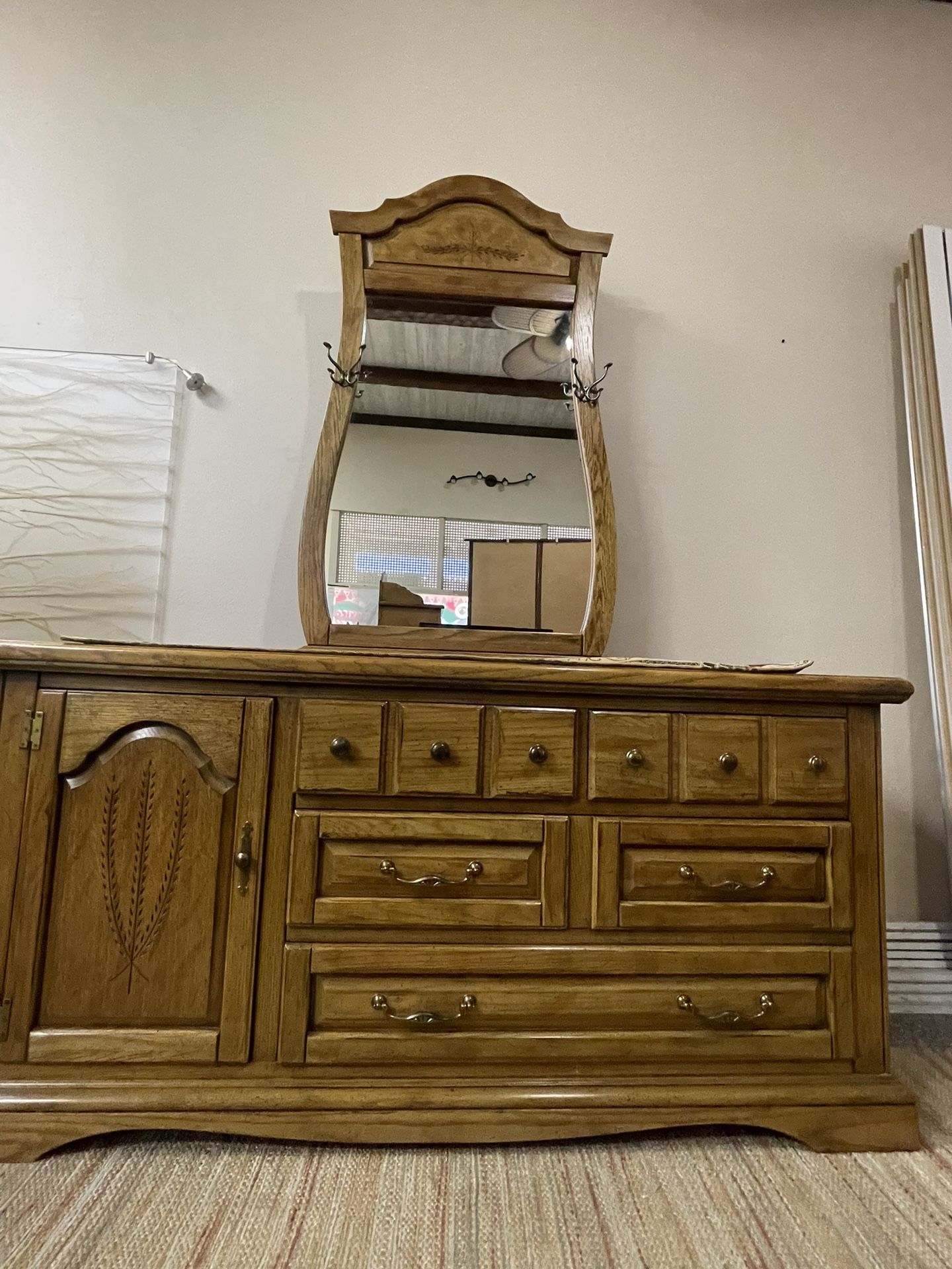 7 Drawer Wood Dresser 66" W x 32.5" H & Mirror Cómoda de madera con 7 cajones y espejo