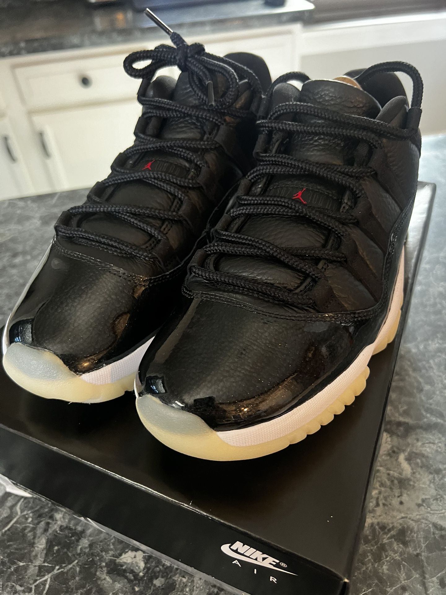 New Air Jordan 11 Retro Low Mens 10.5 AV2187 001 Authentic