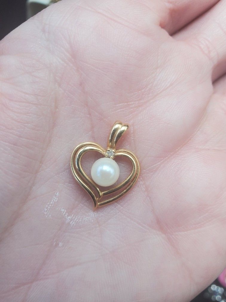 14k Gold Pendant With Diamond And Pearl