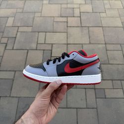 Jordan 1 Low Cement Fire Red size 4y (5.5w)