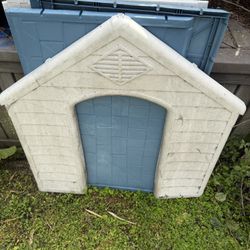 Large plastic dog house / outdoor pet shelter