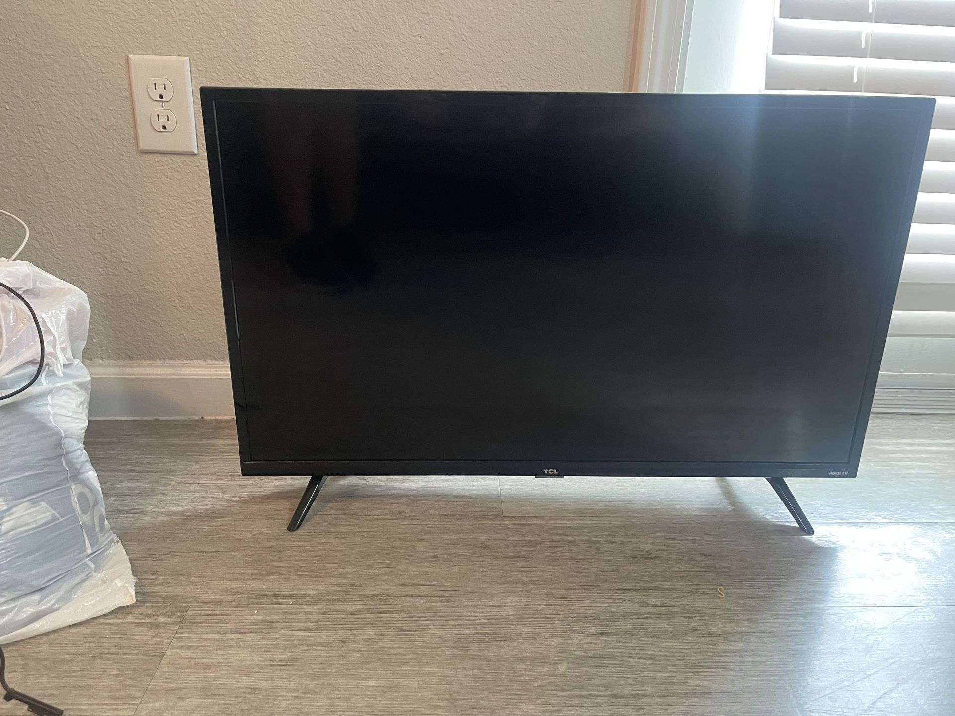 32in TCL Roku TV