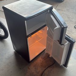 Emerson Small Refrigerator With Fridge