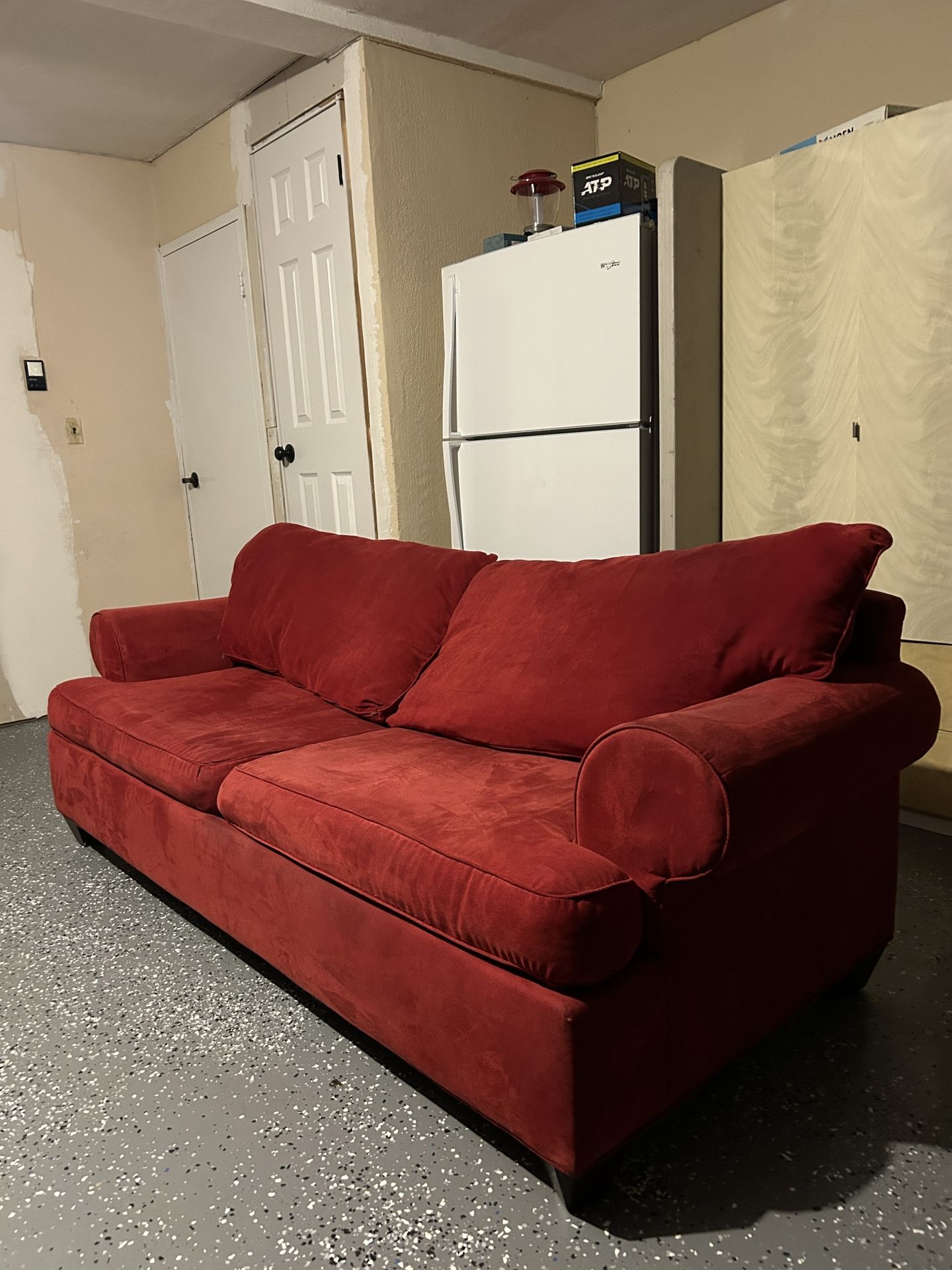 SLEEK LONG ROSE COUCH