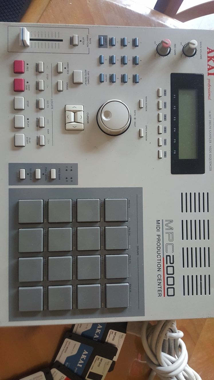 Akai 2000 mpc with the 8 outputs, awesome machine, great condition screen very bright, setup floppys included