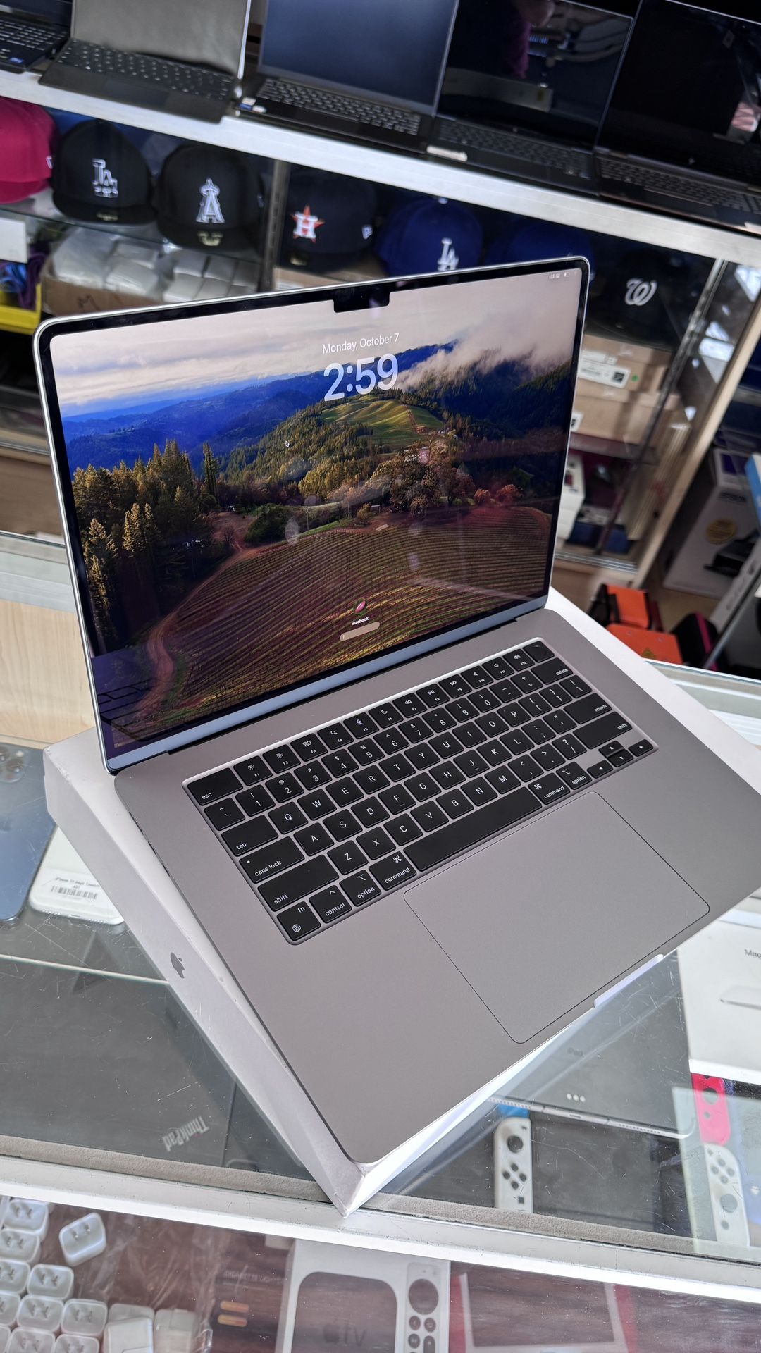 Macbook air M2 256gb 8gb ram 15 inches pike brand new