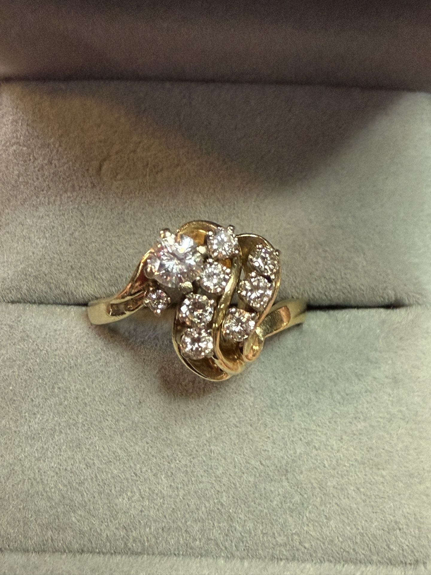 Beautiful And Stunning 9 Diamonds 14k Gold Ring. Size 8