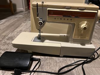 Singer Sewing Machine Stylist 543 With Pedal.