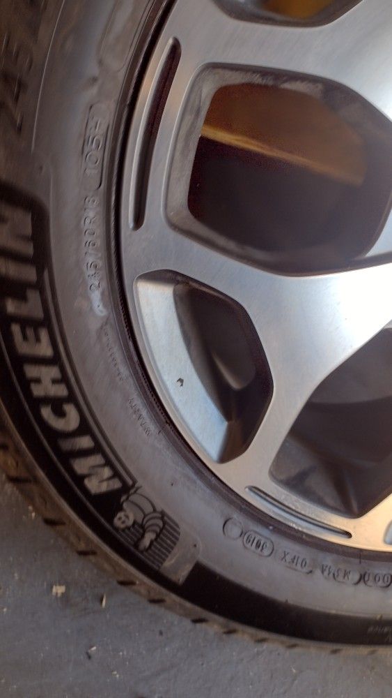 Great Condition Kia Telluride Wheel With Michelin Primacy Tire 18 In
