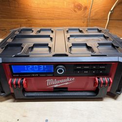 Milwaukee Packout Bluetooth Jobsite Speaker / Radio / M18 Charger